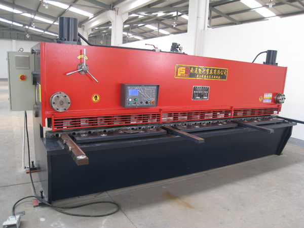QC11K-6×4000數(shù)控閘式剪板機(jī)